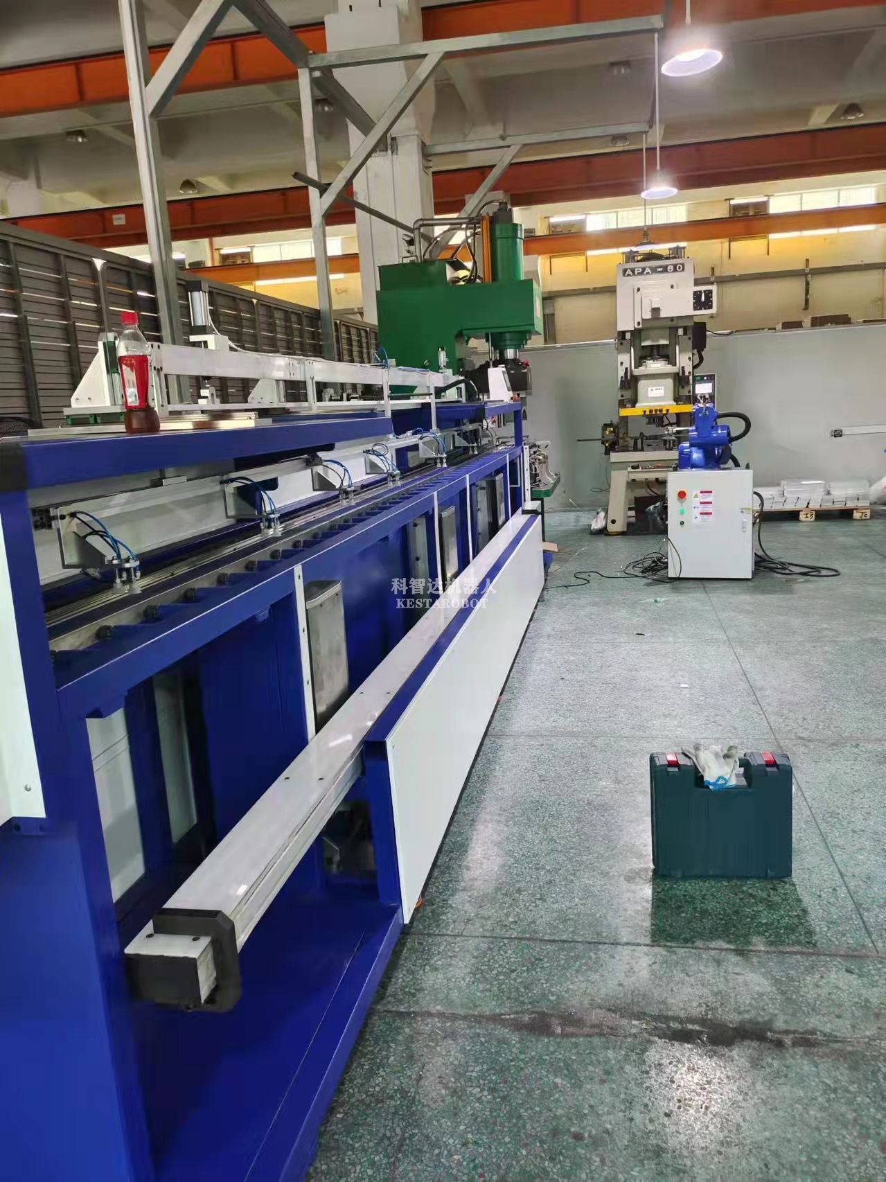 豪橫老板上六軸沖壓機(jī)器人代替工人(圖2) 豪橫老板上六軸沖壓機(jī)器人代替工人(圖2)